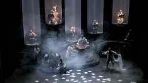 «Αμαντέους»: Το θεατρικό αριστούργημα του Πήτερ Σάφερ στο Δημοτικό Θέατρο Πειραιά
